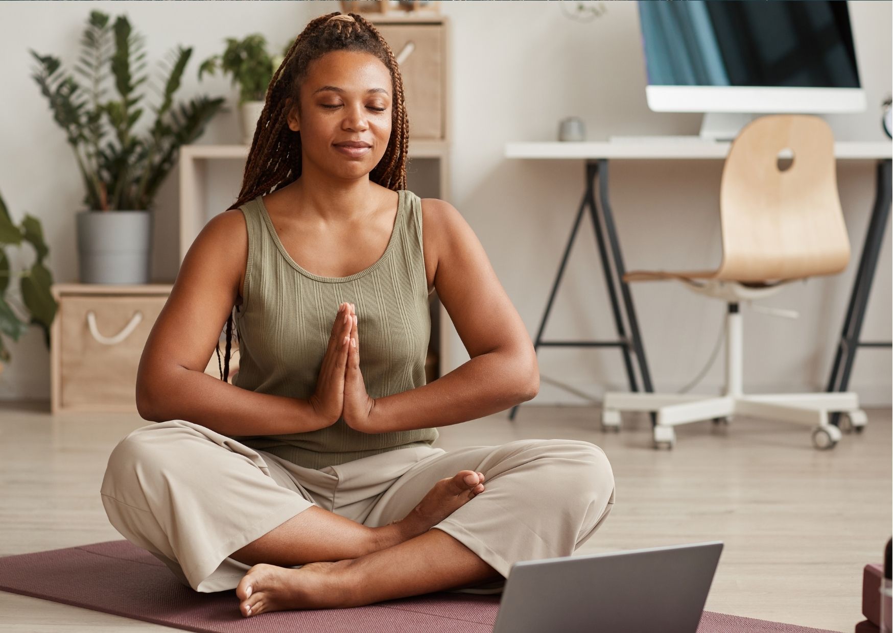Mindfulness mitt ivardagen Jag skulle vilja påstå att det viktigaste i livet är att känna sig själv. När du gör det inser du att du redan är allt du söker och längtar efter. När du är närvarande ser du bortom din idé om vem du är och vad du tror du vill ha. I stillheten kan du tanka kraft, styrka, glädje, kreativitet och tålamod som hjälper dig att möta livets alla upp och nedgångar, utan att bli självdestruktiv, utan att agera utifrån rädslor och invanda mönster eller bete dig på ett fientligt sätt mot omvärlden. Ju mer du lär dig om din personliga uppbyggnad och blir medveten om ditt innersta väsen, desto gladare, tryggare, mer närvarande och kärleksfull blir du. Riktig självkännedom är den läskigaste men också den mest givande resa du kan någonsin ge dig ut på. En resa som kommer att öppna öppna ditt hjärta och skruva ner mindets volym, och helt transformera sättet du upplever dig själv, andra och svåra livssituationer. Ta ditt välmående allvar. Om du vill bestiga ett högt berg behöver du vara motiverad, du måste vilja göra det. Du behöver ha ett mål, som att välja ut vilket berg du vill bestiga, när du skall göra det eller vad du skall göra när du når toppen. Du behöver vara fokuserad på ditt mål för att överhuvudtaget ta dig dit och inte fastna för lockelser, andra människors råd och varningar, din egen lathet eller tvivel. Oavsett om du skall lära dig ett nytt instrument, en ny sport, dans, språk eller yrke, så krävs det att tränar på nya saker och upprepar det du har lärt dig, regelbundet över tid. Likadant är det med självkännedom, stresshantering, medveten närvaro och trauma recovery. Det första och viktigaste steget är att du verkligen vill må bra och vill känna dig själv på djupet. Men för att du skall uppleva en riktigt djupgående och varaktig förändring behövs, förutom guidning, även engagemang och upprepning över tid, samt helst även support och gemenskap i en trygg miljö. Happy free programmen är designade för att hjälpa dig med alla de bitarna och är till för dig som vill uppleva mer självkärlek, bättre självkänsla och inre trygghet, oavsett hur din livssituation ser ut och. Övningarna, frågeställningarna och insikterna är gjorda så att de lätt kan integreras i din vardag, du får guidning, stöd, uppmuntran och support, samt hjälp att hålla dig fokuserad och motiverad över tid.