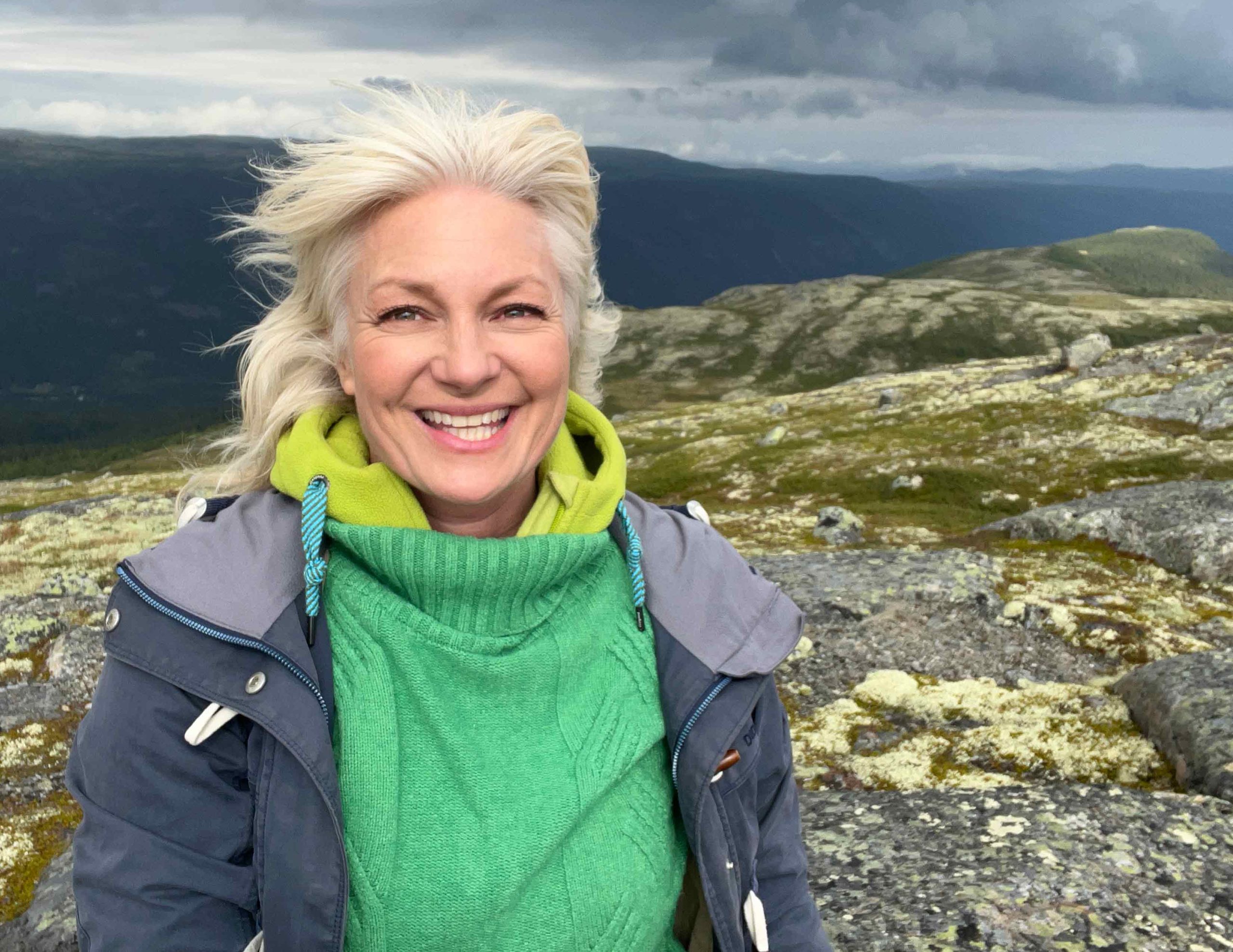 Ami Elsius on mountain top in Norway in summer Hur hittar jag mitt syfte? Vad är mitt syfte? Vad är min främsta passion, gåva och naturliga talang? Vad är meningen med mitt liv? Här får du veta hur du hittar din menig och ditt syfte, samt lär dig hur du kan känna inre lugn och glädje även om du inte vet ditt syfte, ditt kall, talang eller passion ännu.