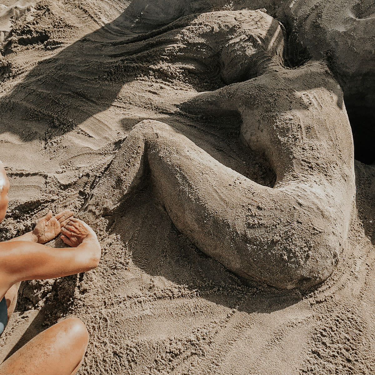 Ami Elsius working on a sand sculpture